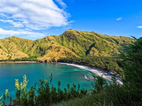 Guide to Zambales Islands, Coves & Camping: Anawangin, .